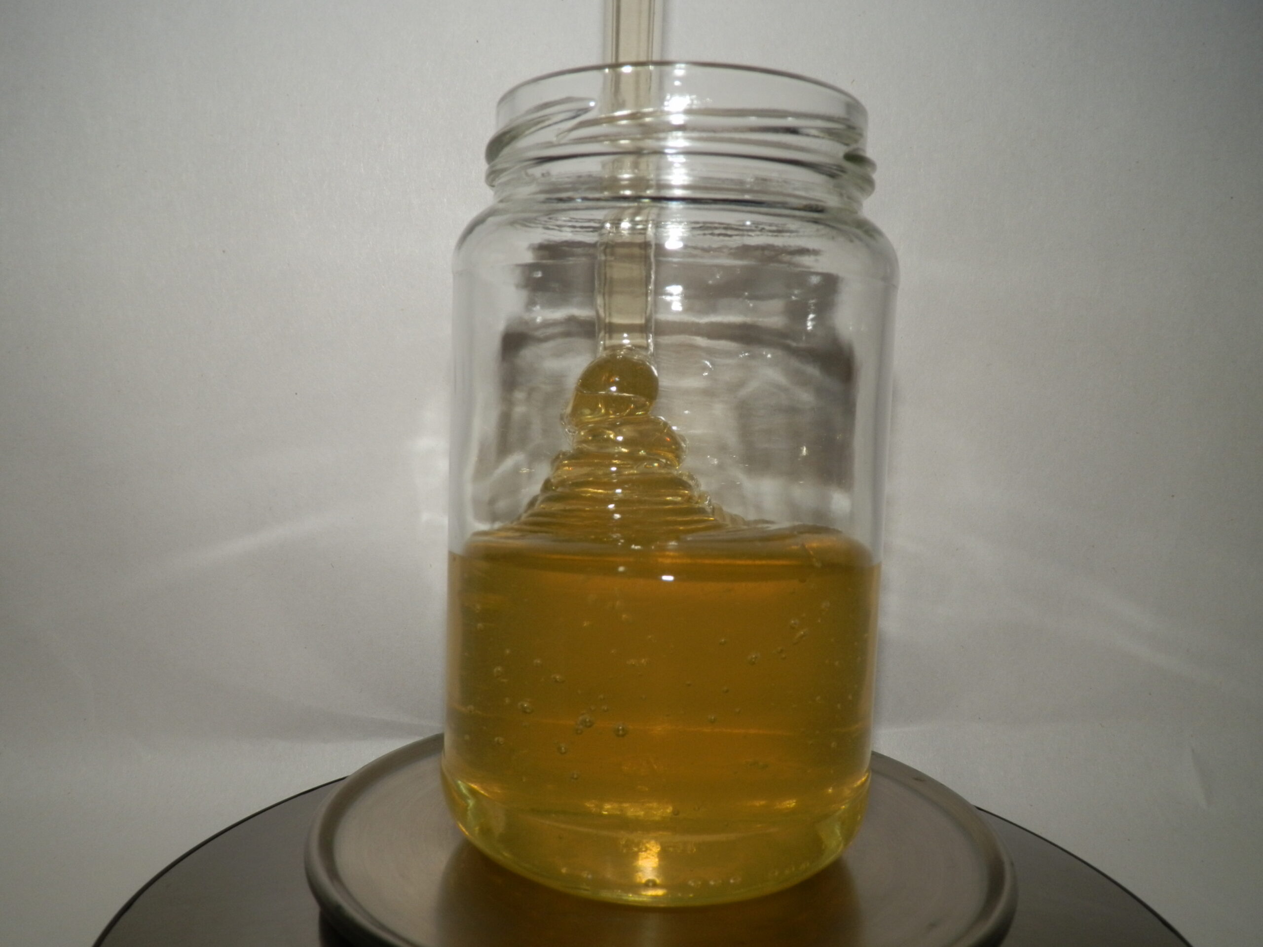 agatovy-vceli-med-500g-skleneny-pohar