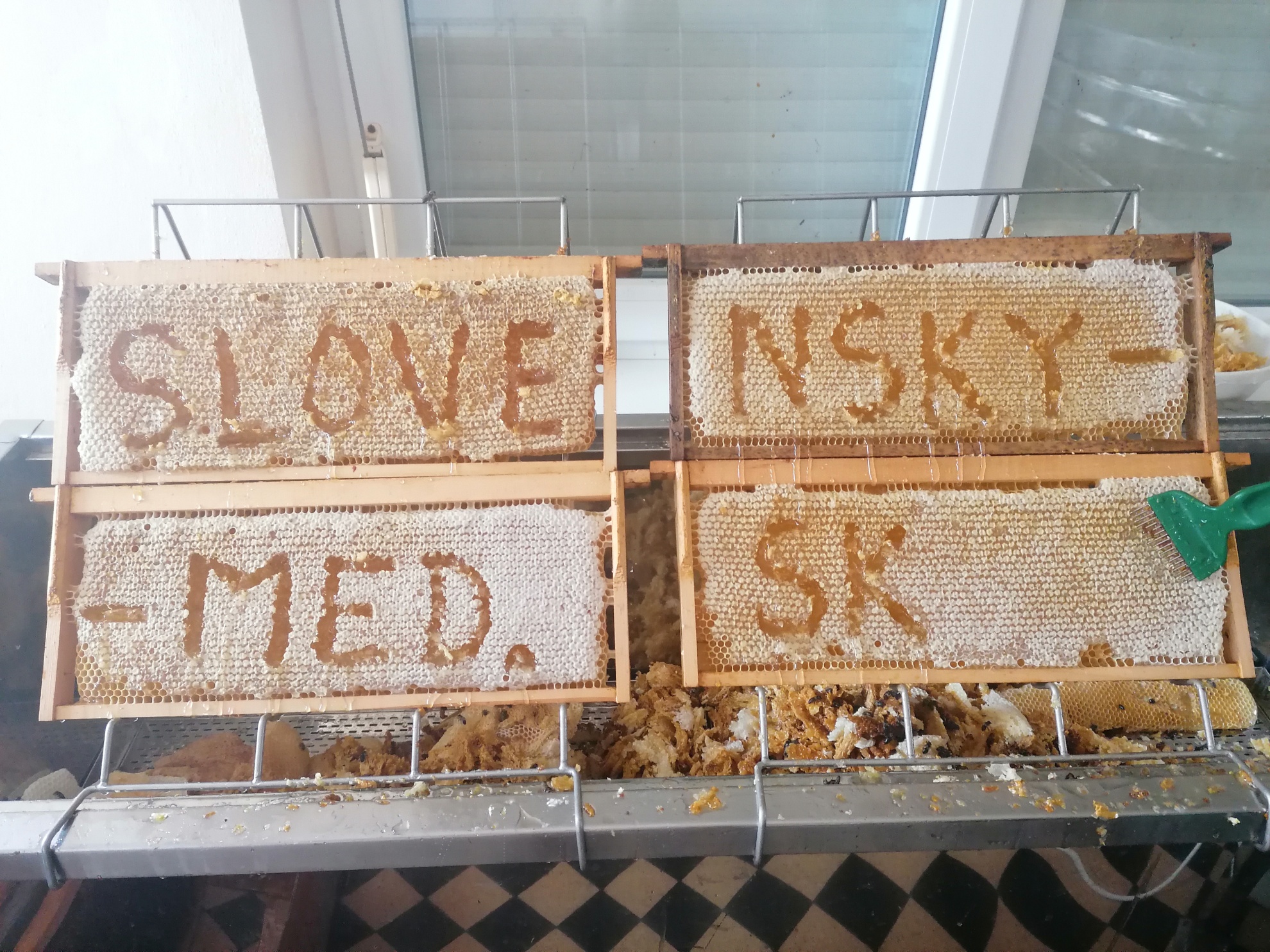 agatovy-vceli-med-500g-skleneny-pohar