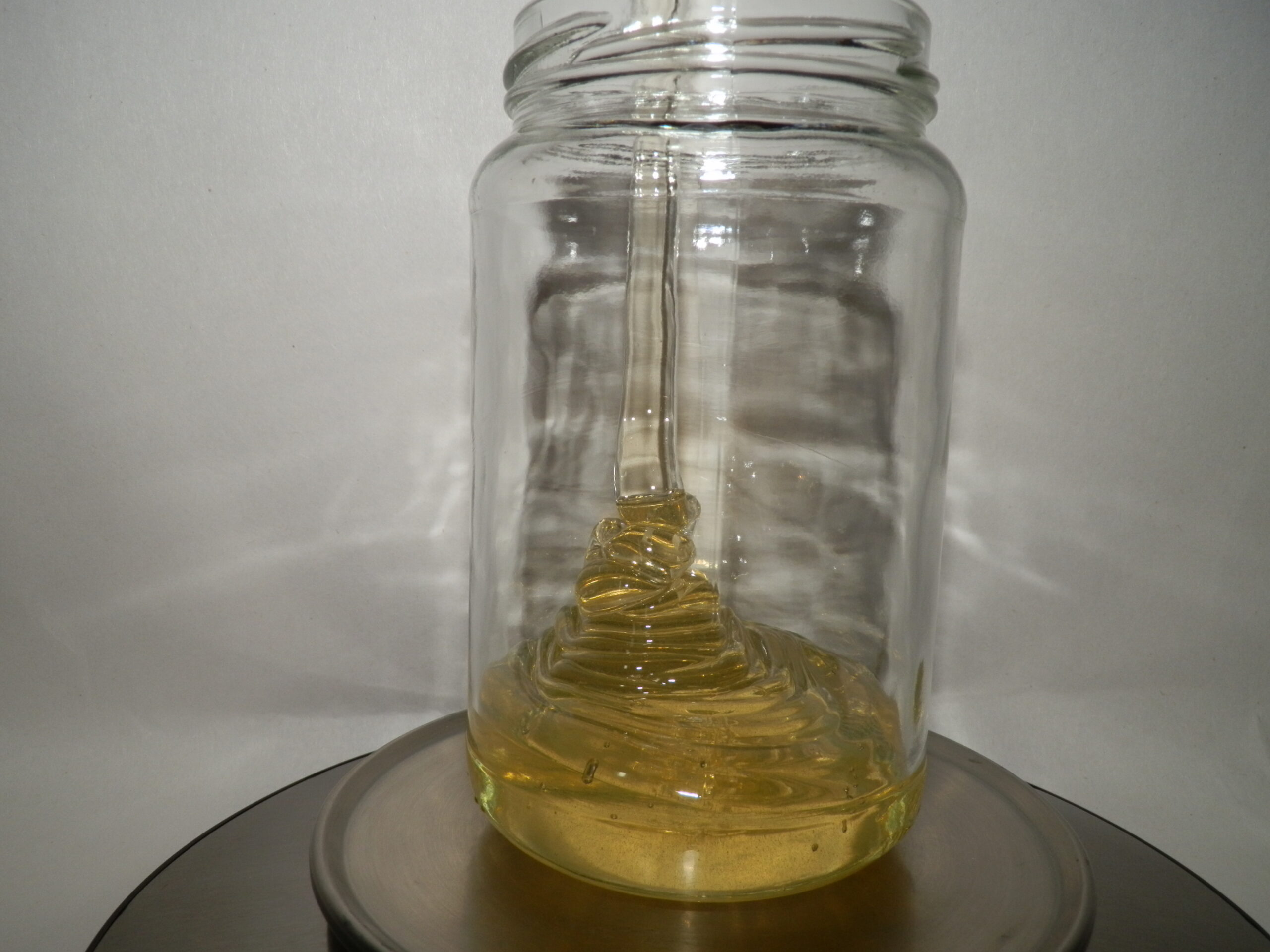 agatovy-vceli-med-500g-skleneny-pohar