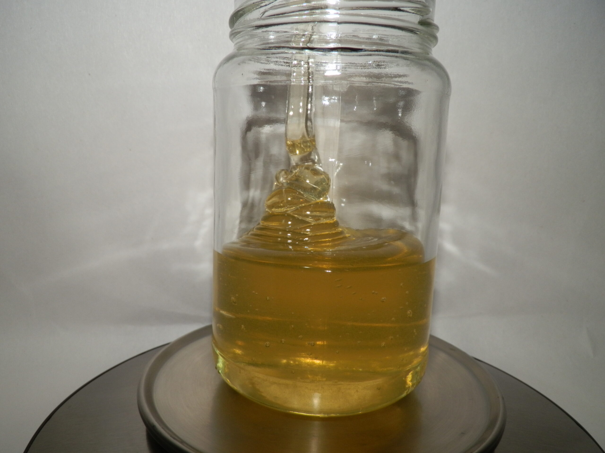 agatovy-vceli-med-500g-skleneny-pohar